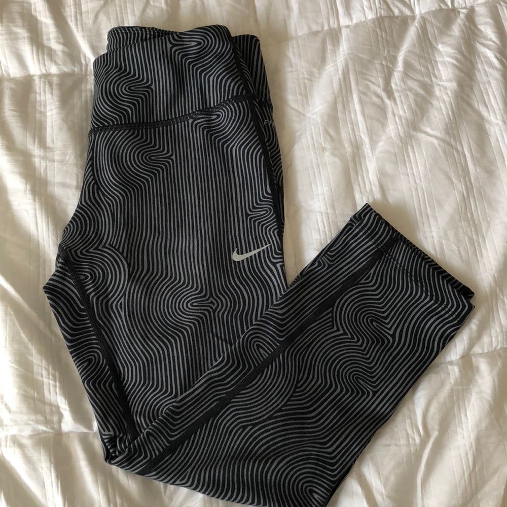 Nike Dri Fit Knee Length Workout Pants. Grey/Black